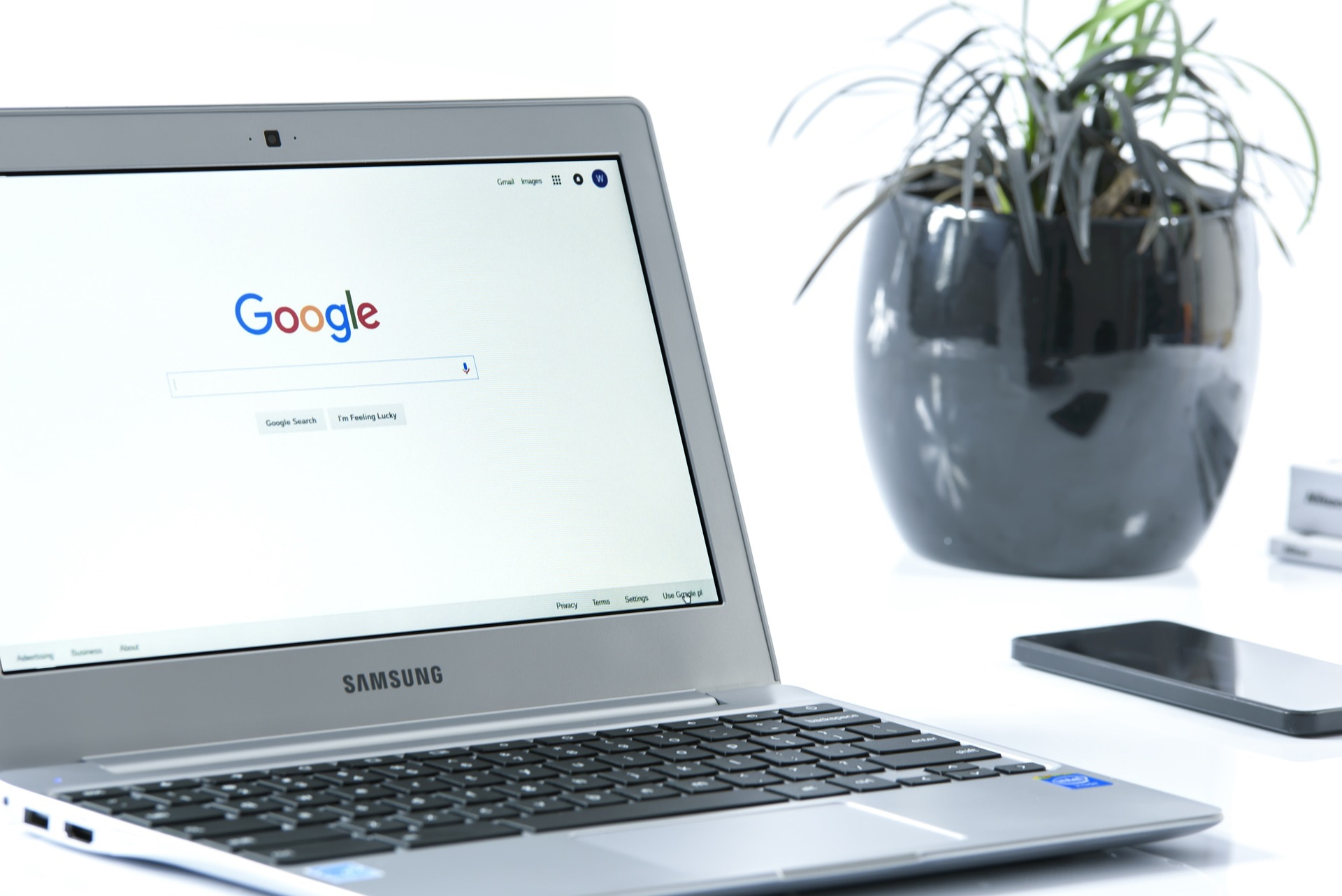 internet-search-engine-g53b16eb3e_1920 laptop open to google search page